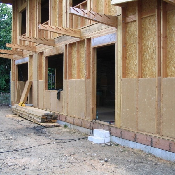 Pose de l’isolation en laine de bois sur l’ossature bois