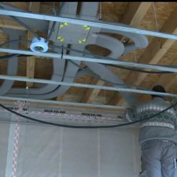 Le réseau intérieur de ventilation est filaire, conduits de qualité alimentaire (Zehnder Comfoflat), le passage se fait dans les faux plafonds