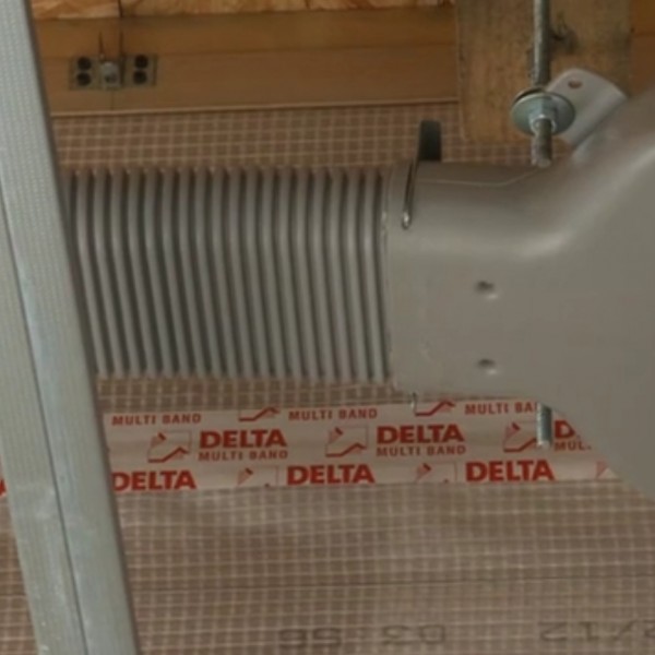 Le plenum terminal vers la bouche de soufflage (un plenum est une pièce permettant le raccord entre conduit et diffuseur)