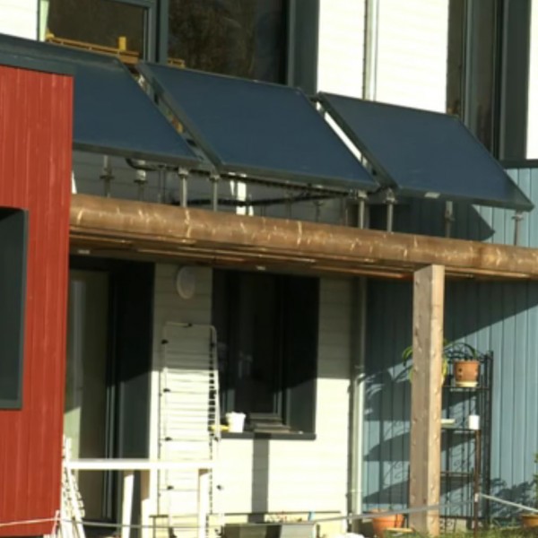 L’eau chaude est produite collectivement, par ces 3 panneaux solaires thermiques