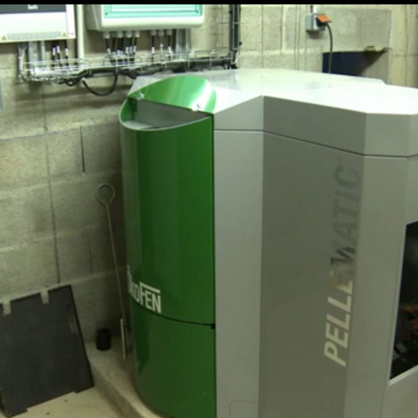 Les 3 logements sont chauffées par cette petite chaudière granulés