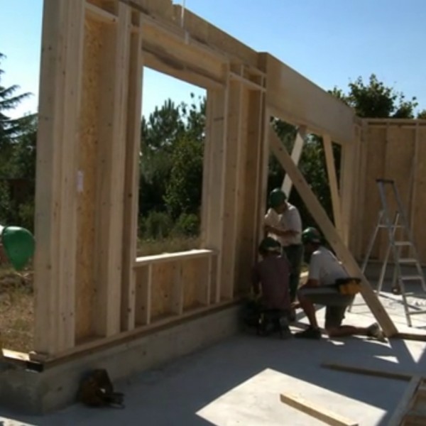 Pose de l’ossature bois sur le relevé béton