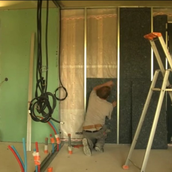 L’isolation des murs est complétée par du metisse posé dans le vide technique