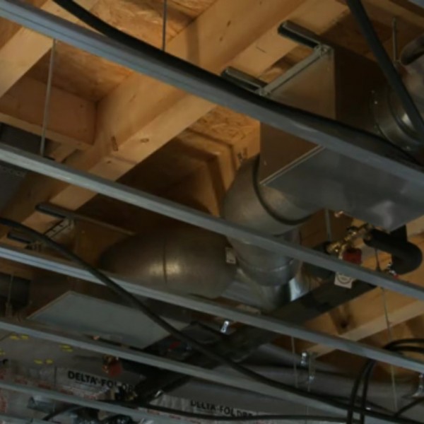 Elle est disposée sur le réseau de soufflage de la VMC double flux