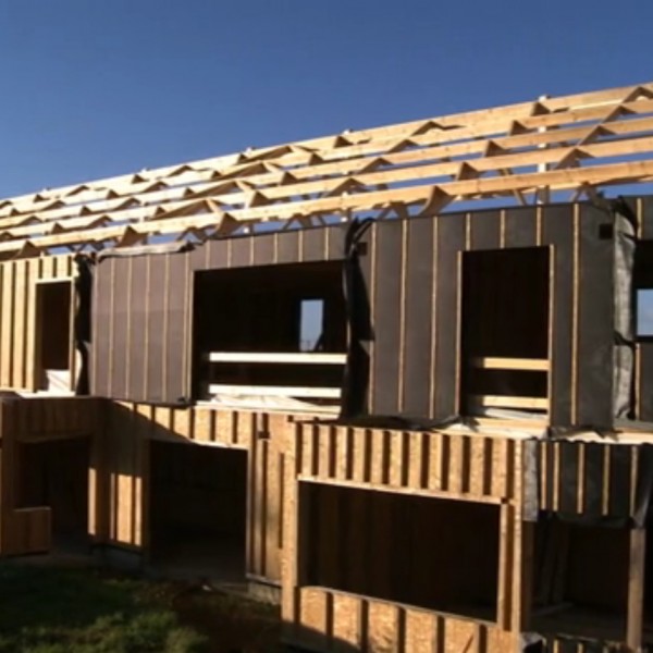 Montage des murs et charpente terminé