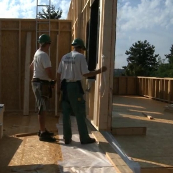 Pose du mur sur la lisse basse