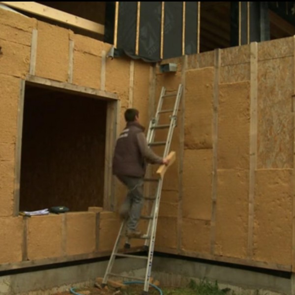 Pose de l’isolant semi rigide en laine de bois (un isolant rigide extérieur en laine de bois sera ensuite ajouté)