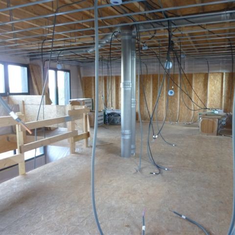 Idem à l’étage, on voit au centre les conduits (entrée d’air et rejet) de la VMC