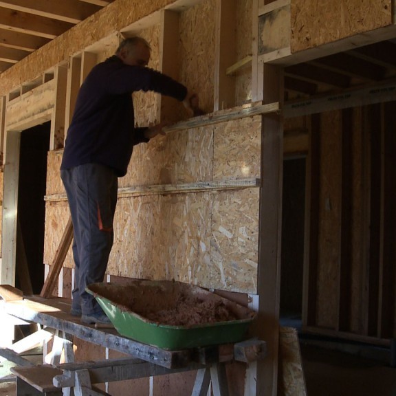 Puis la mise en oeuvre en banchage dans la paroi (l’osb est ensuite enlevé).