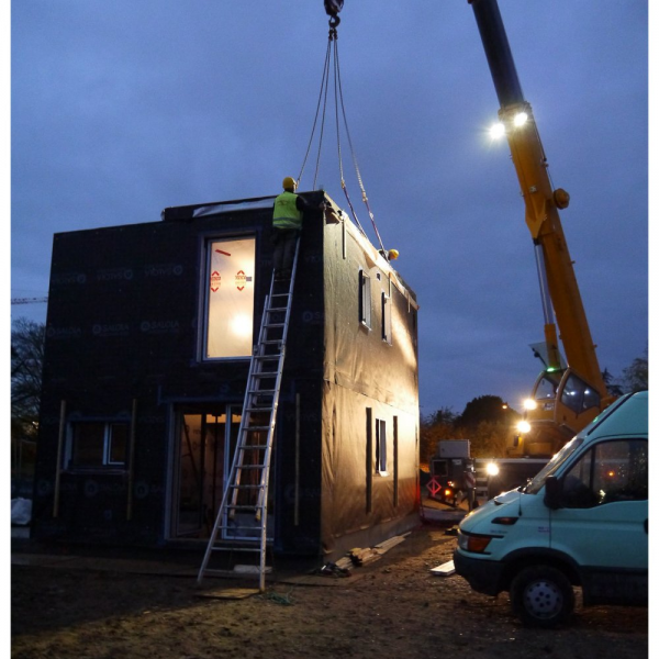 Le montage se poursuit tard le soir