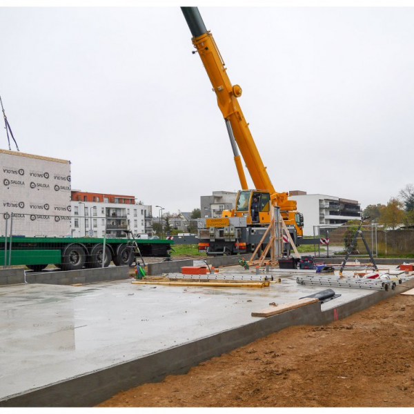 Arrivée des murs préfabriqués en paille, engin de levage mobile