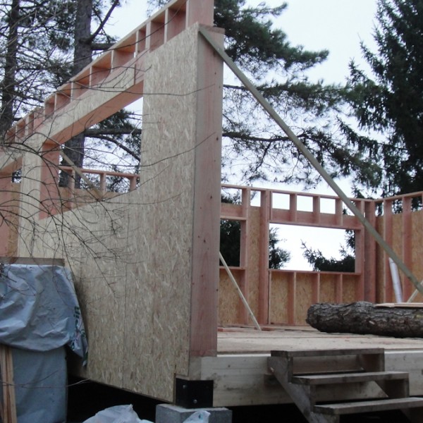 Montage des murs, l’ossature bois fait 220mm et sera complétée par une ITE en laine de bois