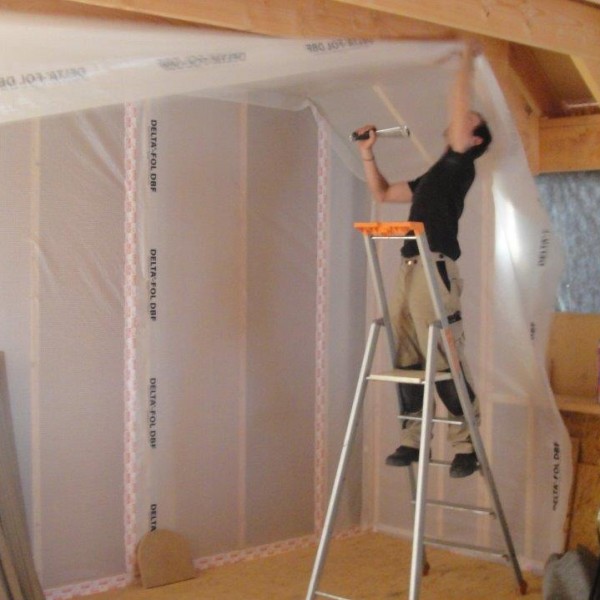 Pose du frein vapeur sur les rampants, idem rez de chaussée