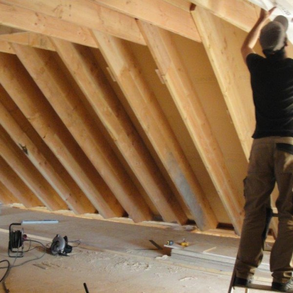 Charpente avec double chevronage autoporteur (il n’y a pas d’arbalétrier, juste un poteau central)