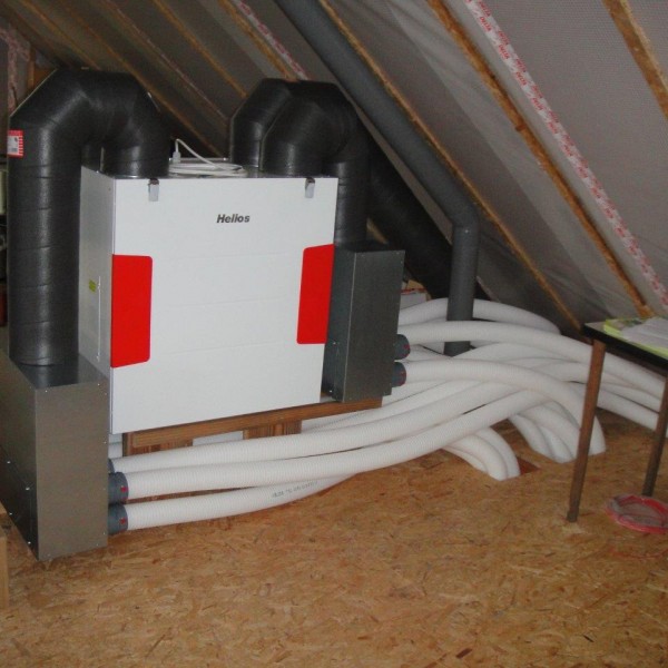 La VMC double flux est posée à l’étage, avec réseaux de qualité alimentaire (système flexpipe plus Helios)