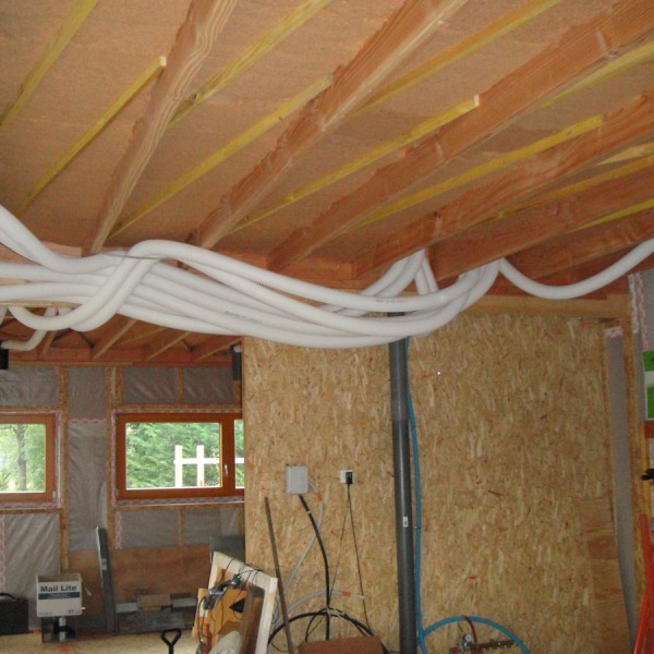 Les conduits en PEHD sont ensuite passés en faux plafond et raccordés aux plénums terminaux  (note fiabitat : les conduits devraient etre plus tendus, même si les risques de condensation sont quasi nuls)