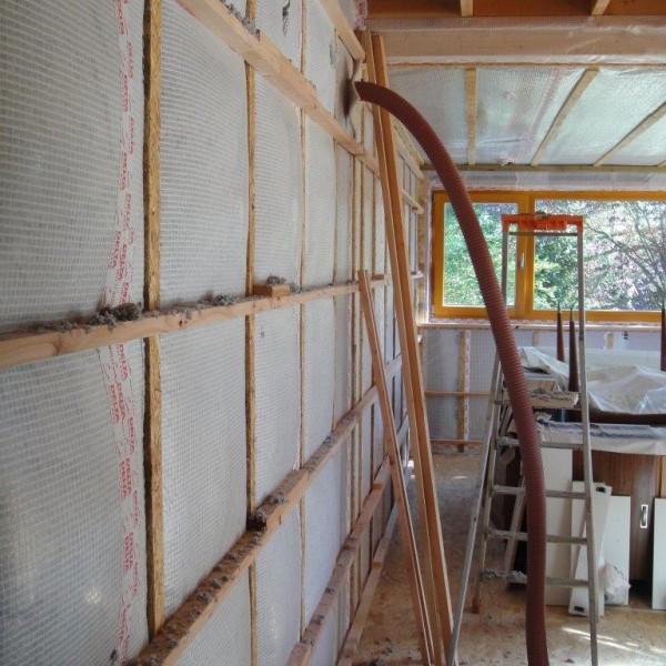 Soufflage à pression dans le mur de ouate de cellulose