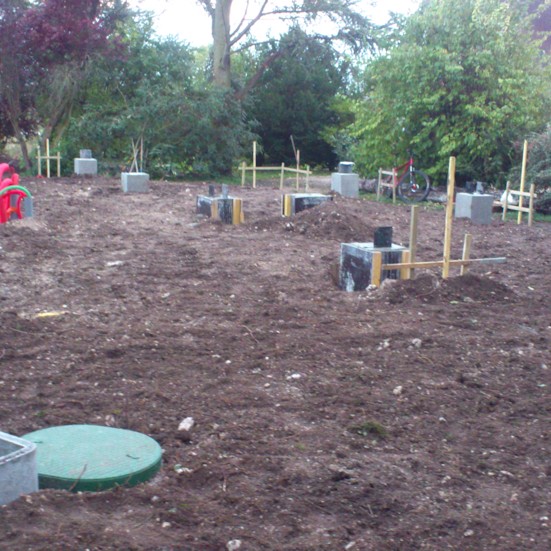 début du chantier, réalisation des plots béton