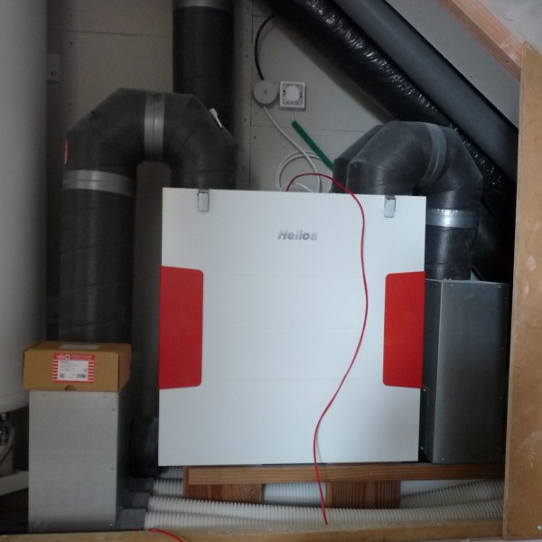 On voit ici les réseaux soufflage et extraction au premier plan avec les caissons de répartition, et au second plan le rejet et prise d’air neuf