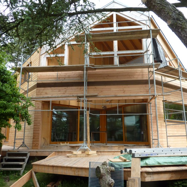 La facade sud est constituée d’une serre accolée à la maison, plein sud