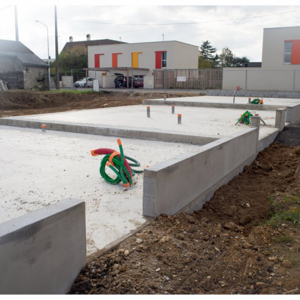 Relevé béton coté rue (un isolant intérieur sera disposé pour éviter le pont thermique)