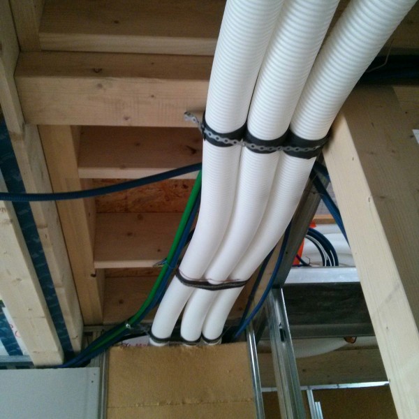 On voit ici le passage des réseaux VMC double flux en faux plafond