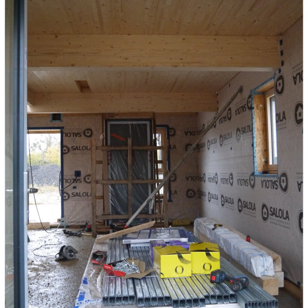 Vue de la première maison avec l’étanchéité à l’air