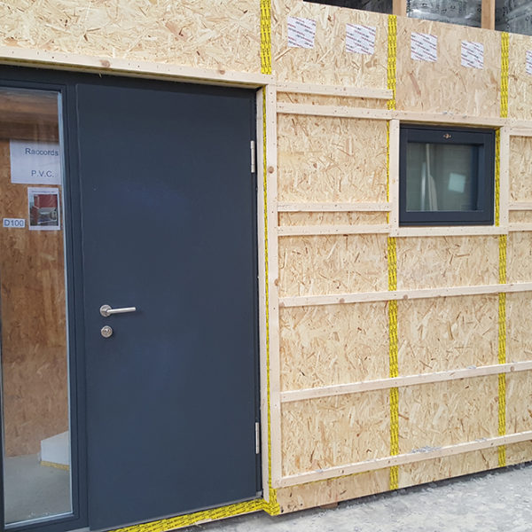 Atelier Les Airelles – porte passive intégrée et scotch étanchéité à l’air