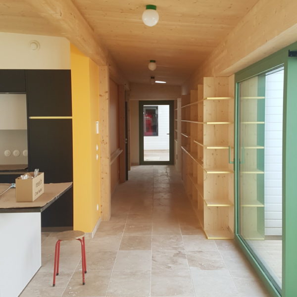 Espace traversant avec bibliothèque